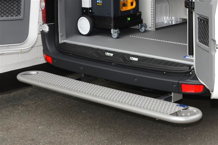 Spring-loaded rear step / ram protection made of aluminium 