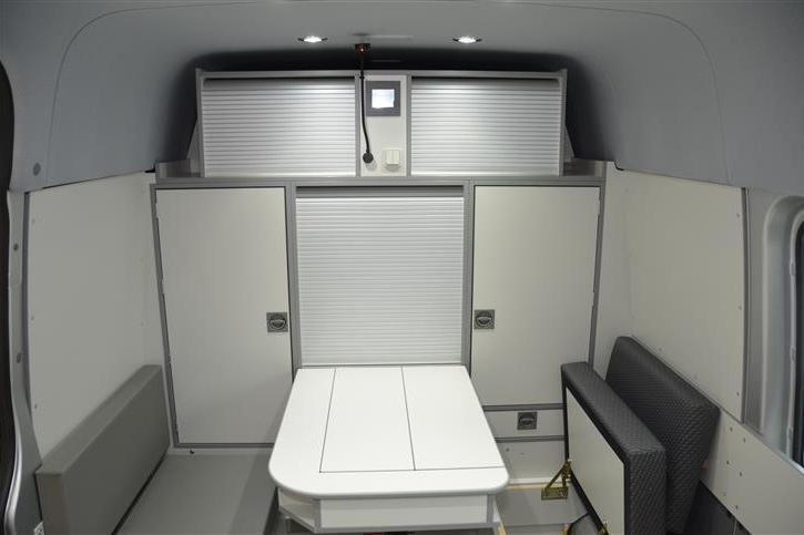 Rear workstation, adjustable in height and depth, with room for questioning 