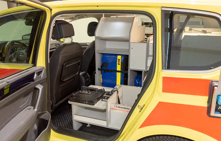 Seitenschrank fahrerseitig mit Staufächern (z.B. für einen Drucker) und Notebook-Halterung. 