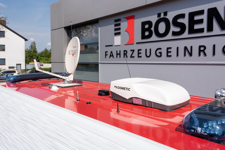 Sondersignalanlage Hänsch DBS 4000 mit Martin-Horn-Anlage, BOS-Satellitenantenne, Dachklimaanlage sowie Funkantennen auf dem Dach. 