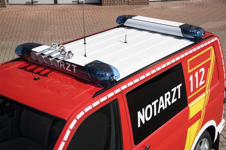 Sondersignalanlage mit 2x Hänsch DBS 4000 mit integrierter Martin-Horn Anlage, Hubschraubererkennung, Heckabsicherung, integrierten Blinkern hinten, Zusatzflashern und Umfeldbeleuchtung. 