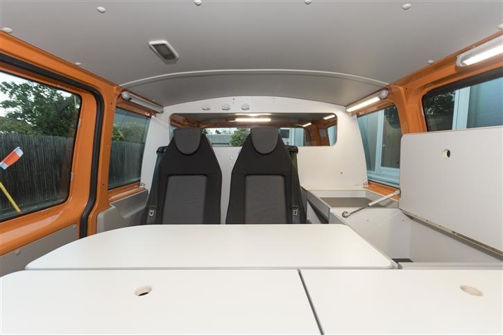Spacious work surfaces, also for maps 