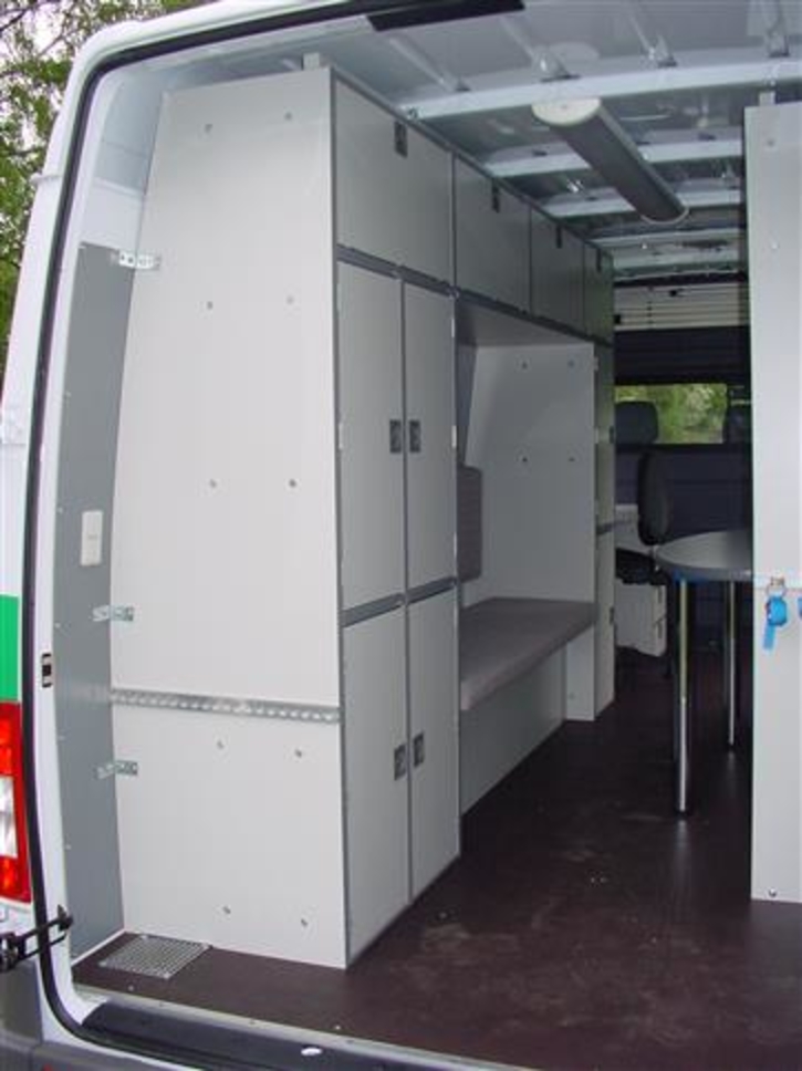 Stauraum für Waren und Sitzbank 