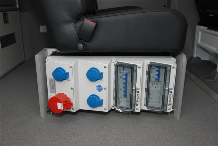 Steckdosen und Sicherungen für den 12 kW-Unterflurgenerator am Nebenabtrieb