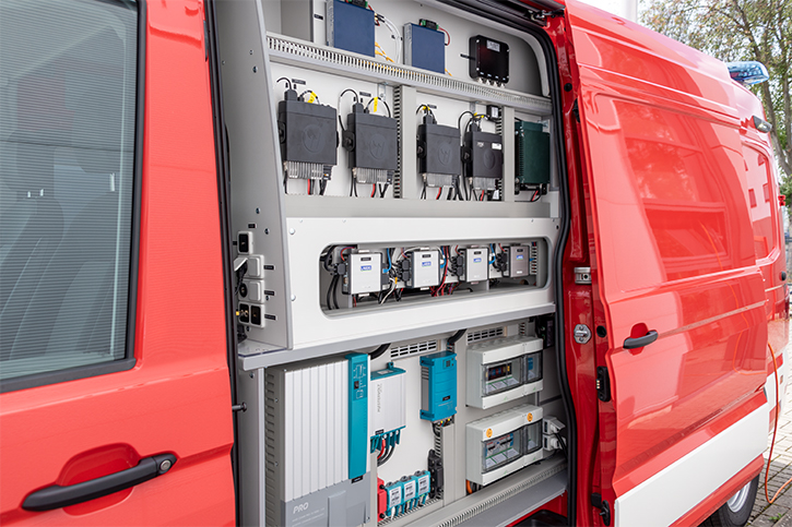 Stromversorgung von Mastervolt mit Lithium-Batterie und Combi. Kommunikationssystem mit 4x Tetra MRT, LTE-Router und Antennenkoppler. 