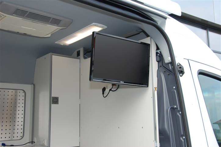 Swivelling monitor with cable connection in the cupboard behind 