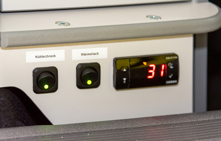 Temperaturregler des Wärmefachs mit Display in der Frontplatte der Schublade. 