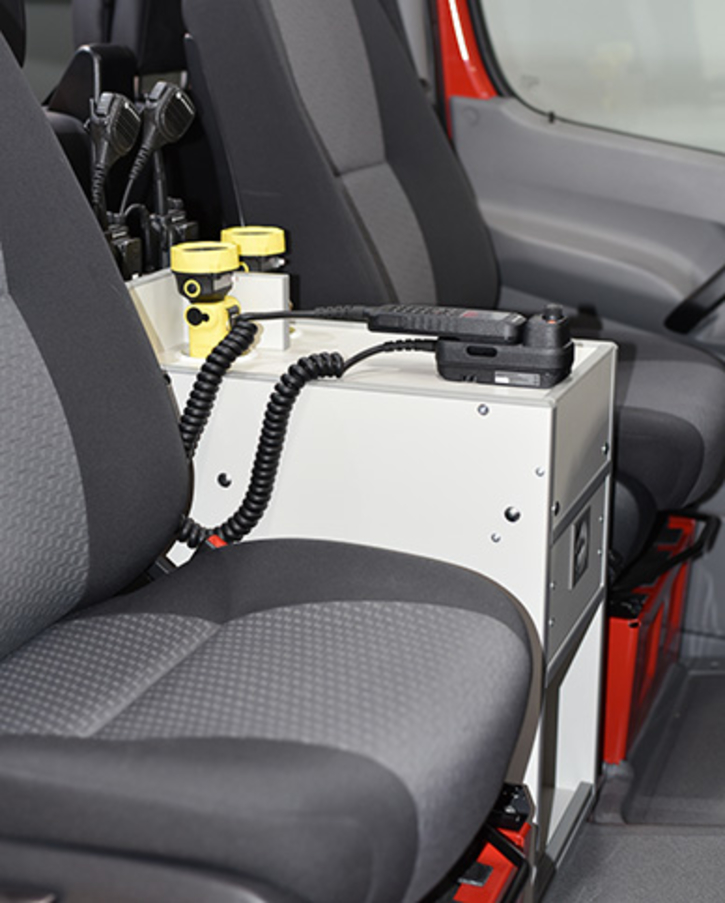 The centre console for radios is mounted to the seat console of the passenger seat using a mounting plate 