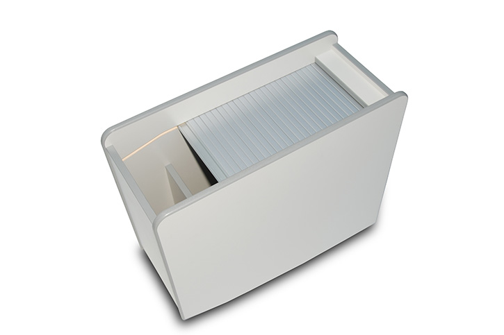 The closed roller shutter and the raised sides serve as a storage tray on top of the console