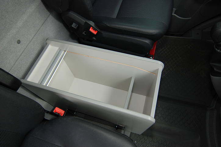 The height is sufficient for 1 liter bottles and DIN A4 folders (picture shows a vehicle with partition wall) 