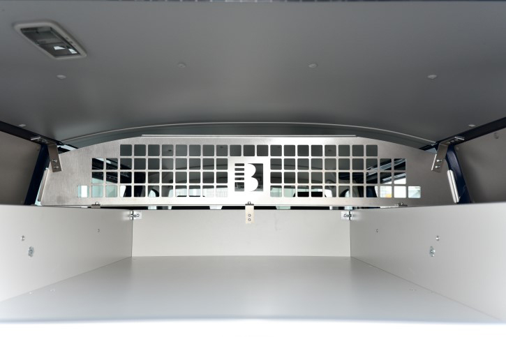 Top tray with a stable protective grille 