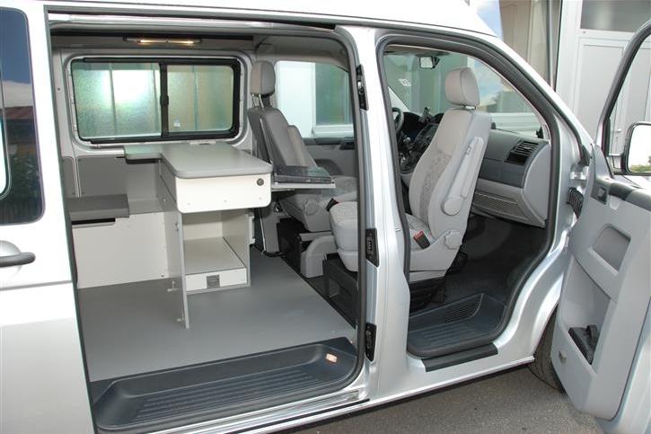 Transporter T5 Tatortfahrzeug Niedersachsen, Arbeitsplatz mit drehbarem Beifahrersitz. Darunter Platz für die Kühlbox