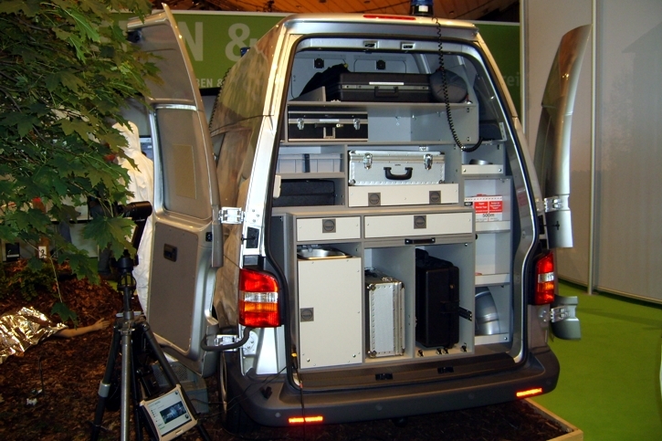 Transporter T5 Tatortfahrzeug Niedersachsen, Beladung mit Kamera, Forensikkoffer usw. im Heck 