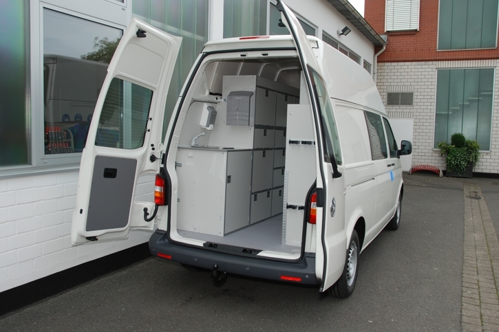 Transporter T5 Tatortfahrzeug Sachsen, div. Stauregale und Waschtisch auf der Fahrerseite 