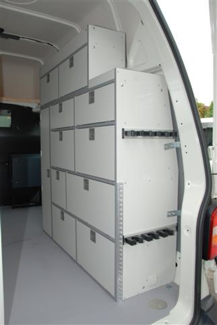 Transporter T5 Tatortfahrzeug Sachsen, Stauregal auf der Beifahrerseite