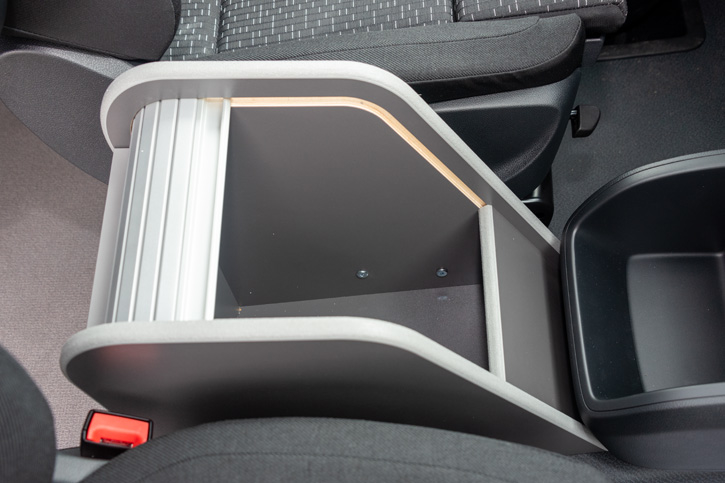 Viel zusätzlicher Stauraum hinter einem klapperfreien Rollladen. 