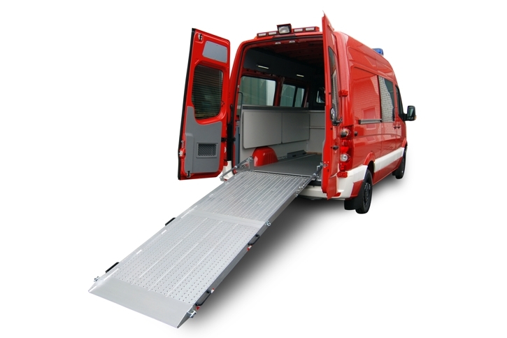 Volkswagen Crafter bzw. Mercedes-Benz Sprinter mit Heckrampe als Werkstattwagen im Katastrophenschutz. 