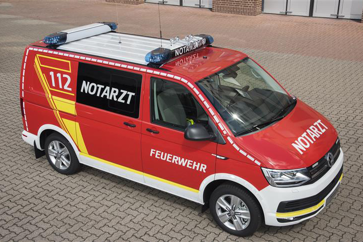 Volkswagen Transporter Kombi Doppellader mit Vollfolierung in RAL 3000 + Designbeklebung 