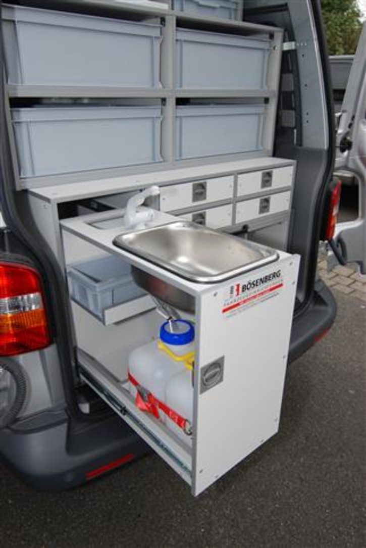 Volkswagen Transporter T5 Hochdach Brandermittler, Schwarzbereich mit ausziehbarem Waschtisch und Stauraum für Werkzeug und Probenbehälter. 