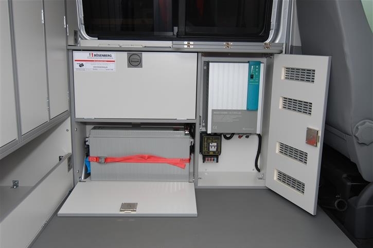 Volkswagen Transporter T5 Hochdach Brandermittler, Stromversorgung mit Zusatzbatterie, Ladegerät und Wandler für Wechselstrom