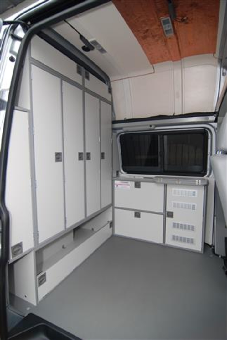 Volkswagen Transporter T5 Hochdach Brandermittler, Weißbereich mit Kleiderschränken und weiterem Stauraum 