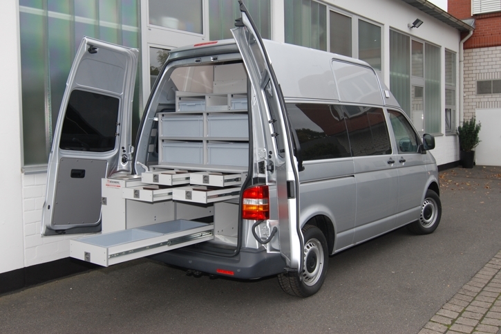 Volkswagen Transporter T5 Hochdach, Fahrzeug der Brandursachenermittlung, Konzept der Polizei Niedersachsen mit getrennten Schwarz- und Weißbereichen 