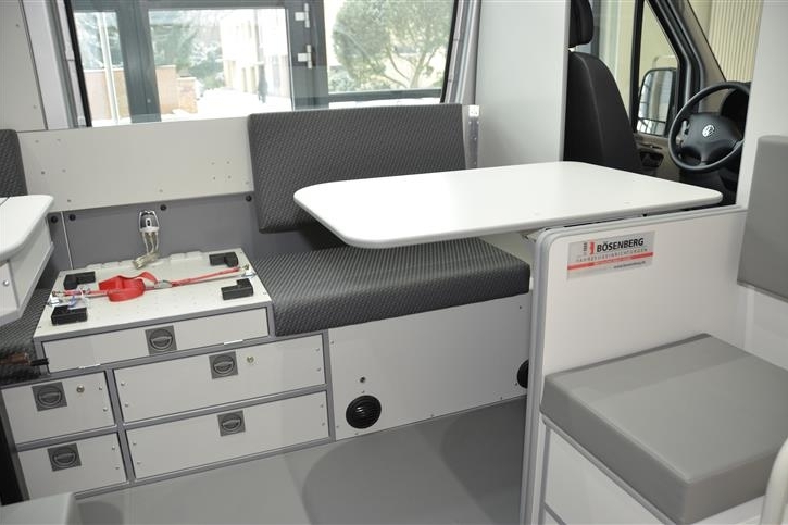 Vorderer Arbeitsplatz mit Klapptischplatte und Befragungsplatz