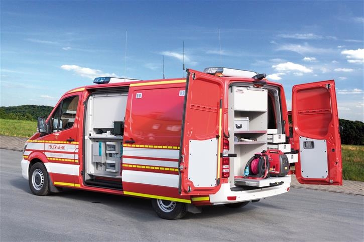 Mercedes-Benz Sprinter with medium wheelbase and flat roof. Special signalling system 2x Hänsch DBS 4000, blue/yellow switchable in the back 