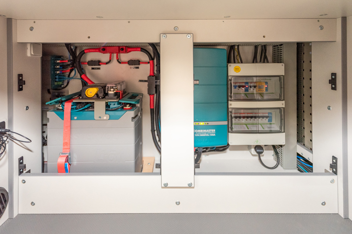 Zuverlässige Energieversorgung mit einer Lithium-Ionen-Batterie und einem CombiMaster von Mastervolt.